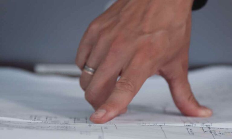 Hand zeigt auf eine Dokumentation einer Anlage - Dokumentenmanagement von Menger Group